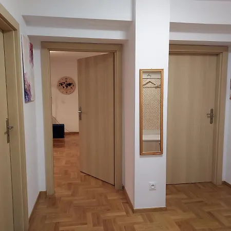 Apart- Salon Z Aneksem Kuchenym, 2 Sypialnie, Lazienka *